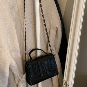 Zara väska  - Jag gör ögonfransar hemma för schysta priser beroende på effekten