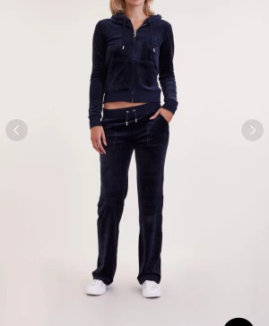 Hela settet byts - Vill byta mitt mörkblåa juicy set mot en annan färg helst grå elr grön. xxs i byxorna xs i tröjan xs. Kom privat för flera bilder.