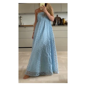 NA-KD klänning - Klänning från NA-KD i storlek 32, nyskick med lapparna på! Skulle säga att den passar från 32-38 eftersom den har snörning i ryggen!  Jättefin till bal eller bara vardag