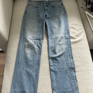 Blå jeans - Blå jeans från zara. Straight leg, mid rise. Bra skick!