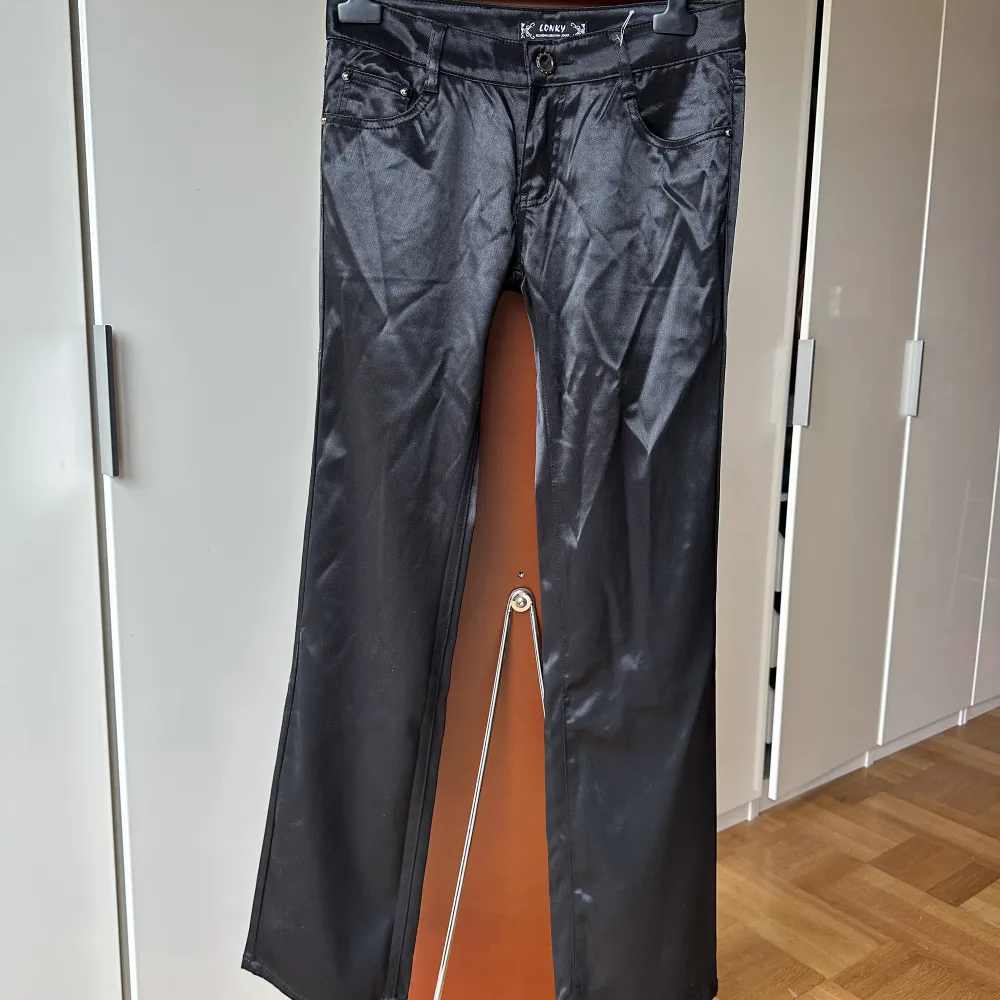 Supersnygga byxor i ett glansigt material, oanvända. Storlek 30 skulle säga att de sitter som en S! (Kan skicka bättre bilder). Jeans & Byxor.