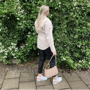 Axelremsväska  - Söt liten beige axelremsväska. Använd några få gånger, i bra skick fortfarande.  Färgen är som på första bilden, ljuset var inte så bra att ta produktbilder i idag. 