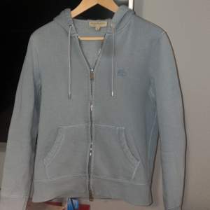 Burberry zip hoodie  Storlek S Skick 9/10 PM för mer info