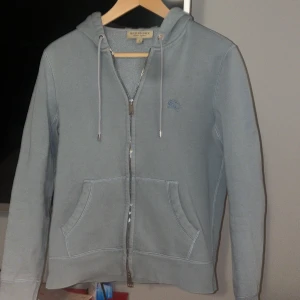 Burberry hoodie - Burberry zip hoodie  Storlek S Skick 9/10 PM för mer info