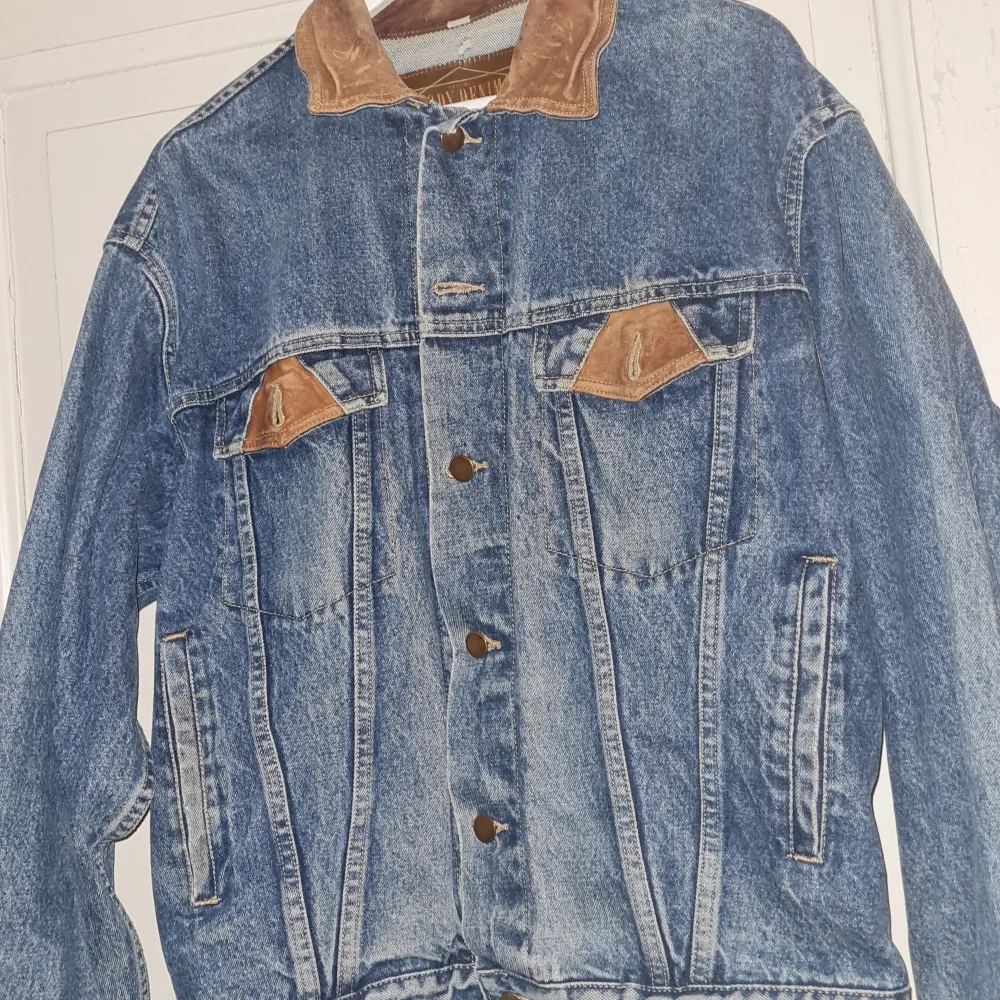 Jeans jacka med läder detaljer . Jackor.