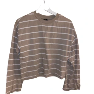 Beige/Randig Långärmad Tröja - En beige/randig långärmad tröja i storlek S från Gina Tricot. Nyskick. 