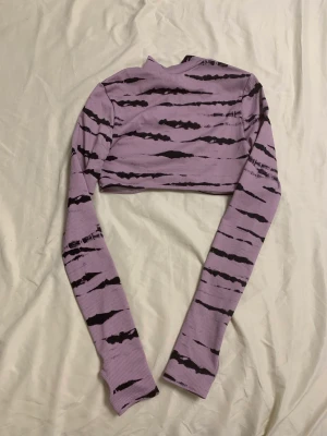 Crop top från h&m  - Crop top från h&m som knappt använts.  Storlek:S Pris: 20 