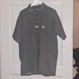 Ck T-shirt/skjorta - Fint skick, liten i storleken för att vara XL 