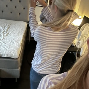 Långermad tröja - Vit lila randig tröja från monki i stolek M säljer pga används lite