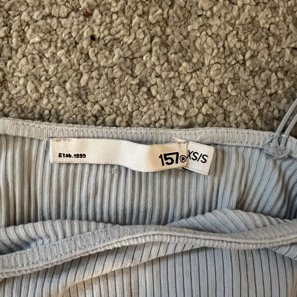 Ett blått linne från Lager 157 som är oanvänt. Den har dubbla resorband och är väldigt skönt! Den är i lite kortare modell och är i ribbat material. Säljer pga att jag aldrig får användning för det. . Toppar.