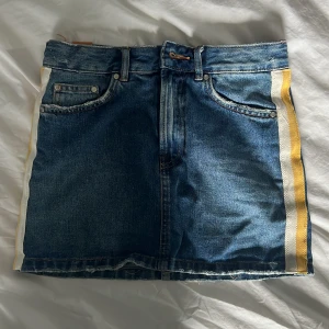 Jeanskjol  - Supersnygg och trendig jeanskjol. Älskar men för liten😩. 