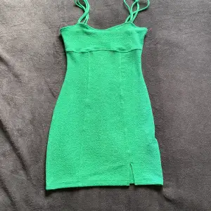 Säljer denna gröna klänning pga för att jag har vuxit ur den. Endast använd 3 ggr och är i bra skick💚 Storlek S
