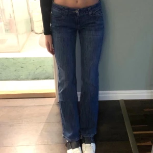 Brandy melville jeans - Melody 90’s jeans från brandy slitna där nere därav priset men syns inte när man har på dem. Brandys storlekar är one size men måtten är 74 cm midja och 81 cm innerben Bilden är lånad från hemsidan!