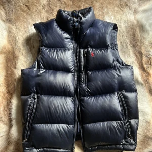 Ralph lauren väst  - Säljer min Ralph lauren väst då jag inte använder den längre. Inga fel eller defekter på västen i övrigt.