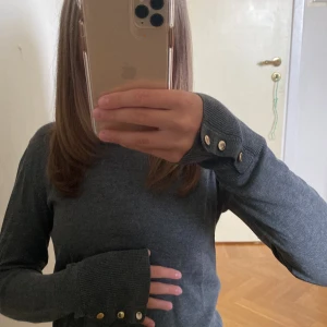 Söt tröja  - Super söt grå tröja i storlek xs med guld knappar💞super fin och passar perfekt till hösten!