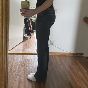 Low rise jeans - Jag är 177cm  Säljer eftersom jeansen är för tajta på mig.