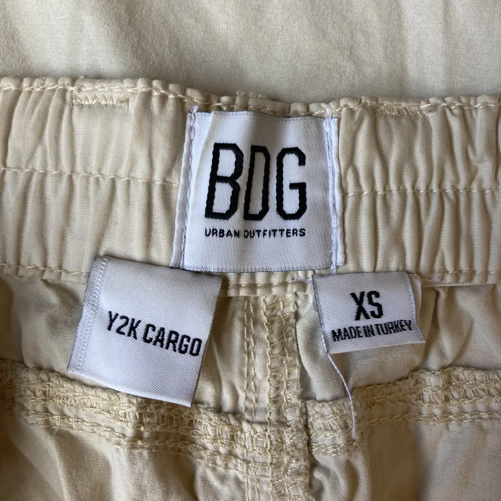 Fina cargo pants från urban outfitters, köpt för 800 kr. De är ganska tunna . Jeans & Byxor.