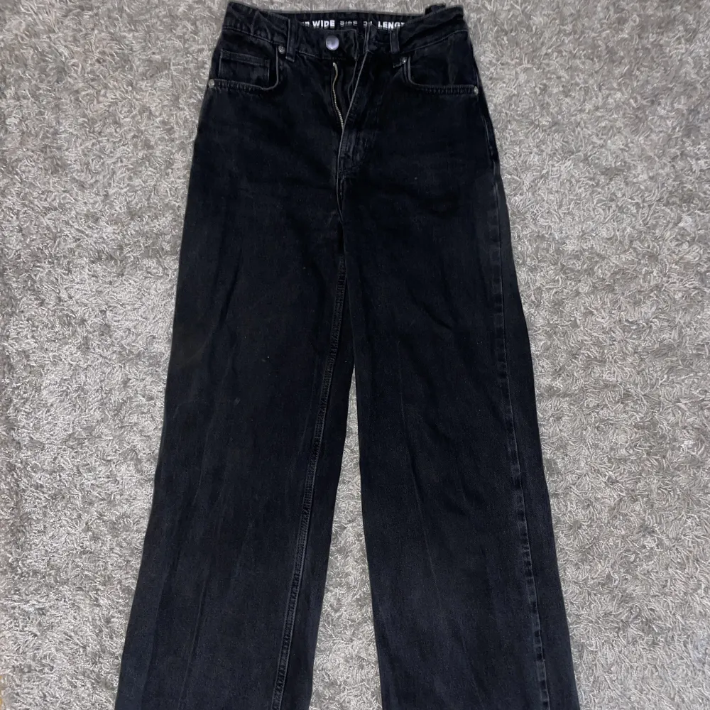 Svarta jeans från bikbok i modell ”tower wide”. Någon liten fläck på benet, har ej testat ta bort men skulle tro att det går bort. Ljuset gör så jeansen ser lite blekta ut. Nypris: 699. 180kr eller bud🫶. Jeans & Byxor.