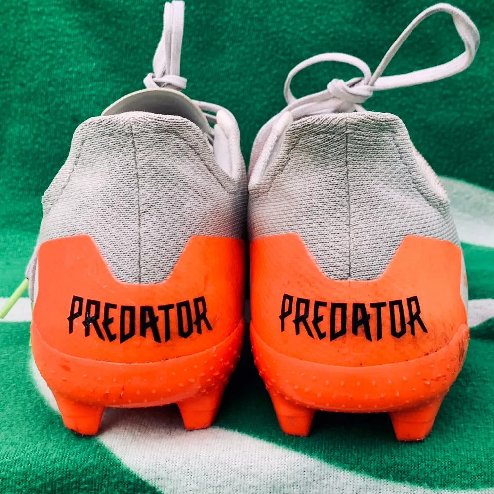 Tja! Säljer nu mina Adidas Predator skor eftersom att de är för små och bara står och skräpar. Nypris ca 1200. Inga defekter eller slitningar bara lite synligt smuts. Skick 9/10. Kom privat för fler bilder eller funderingar. Mvh Olle. Skor.