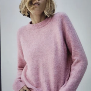 Rosa stickad tröja  - En super fin tröja från Zara💕 Använd men i fint skick. 