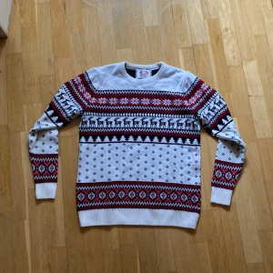 Jultröja - En vit/röd jultröja i storlek M (OBS, liten i storleken, passform som S).