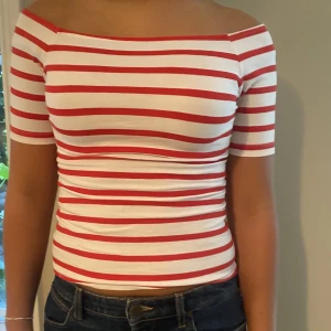 Topp - Randig topp från Hm med en så fin uringning!  