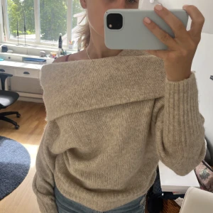 Stickad tröja - Supergosig och mysig stickad beige tröja som ej kommer till användning. Superbra till vintern och hösten då den är rätt varm😊