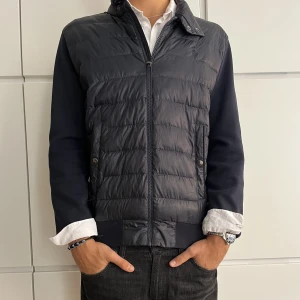 Ralph Lauren cardigan - Säljer min feta cardigan från raffe, perfekt nu till hösten! Storlek S, passar s-m. Hybridjacka med dun framme och tyg på baksidan. Ganska använd, liten flaw vid dragkedjans insida men inget som påverkar/ syns. Hojta till för mer bilder eller info! 💫🏌🏽