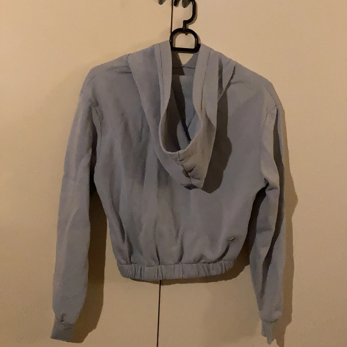 Ljusblå hoodie med nyc text - 90