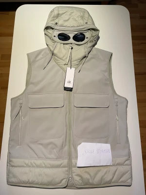 CP COMPANY väst  - Helt ny behaglig CP VÄST Aldrig använd Nypris:3500kr  Kvitto och tags finns på västen   Skicka iväg ett meddelande vid frågor eller funderingar! Finns i Sundsvall men kan fraktas över hela Sverige med fri spårbar frakt!