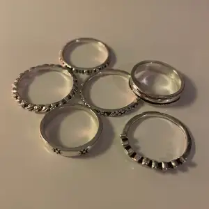 Silverringar i zinc legering som har diametern mellan 1,5-1,8 cm. Alla för 30 kr. Det går att lösa samfrakt. Köp gärna med köp nu!