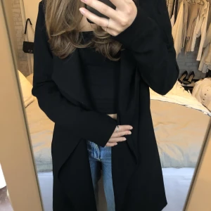 Tunn kapp - Säljer denna kappa/kofta då den tyvärr inte längre används, den är använd en del men är i fint skick😊(priset går att diskutera)