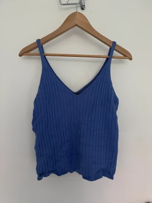 Linne  - Blått ribbad linne. Skönt och snyggt från Gina 💓