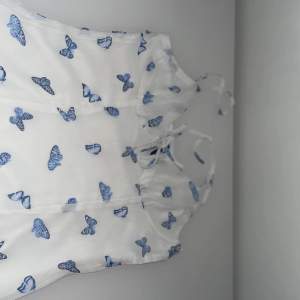 Jättefin klänning med fjärilar på 🦋 Den är i storlek S, säljer på grund av att jag inte använder den, den är för stor. Priset kan diskuteras vid snabb affär!