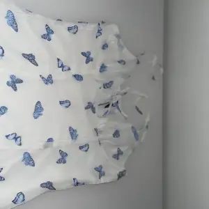 Jättefin klänning med fjärilar på 🦋 Den är i storlek S, säljer på grund av att jag inte använder den, den är för stor. Priset kan diskuteras vid snabb affär!