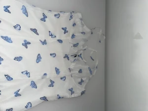 Klänning med fjärilar - Jättefin klänning med fjärilar på 🦋 Den är i storlek S, säljer på grund av att jag inte använder den, den är för stor. Priset kan diskuteras vid snabb affär!