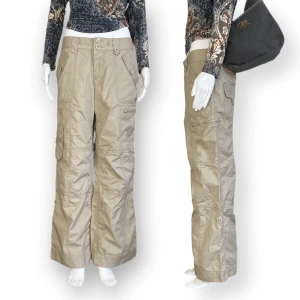 South Byxor - Från South Collection, 100% bomull. ⚠️⚠️⚠️Förstor för skyltdockan! Snodd sitter bakom, synd på andra bilden! Inte så lågmidjade ⚠️⚠️⚠️ MÅTT: Midjebredd 42cm, skrevets djup 25cm, höftbredd 54cm & innerbenslängd 76cm