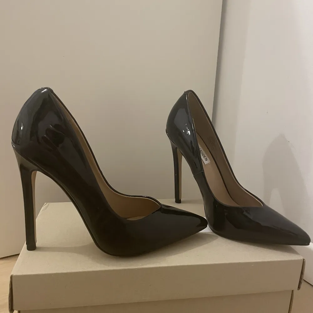 Svarta pumps från Steve Madden, storlek 38. Använt ett par gånger. Klackhöljd: 12cm. Skor.