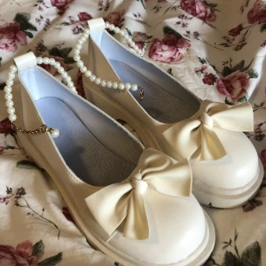 Skor - Säljer ett par skor pga att jag köpte fel storlek och de är för stora för mig Provade en gång, annars helt oanvända!! Inköpspris 350kr Tar Swish och kan antingen mötas upp runt jkpg/Aneby, annars tillkommer frakt