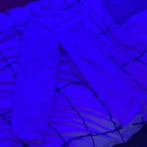 Ett par helt vanliga vita jeans  - Vita loose fit jeans, använda ca 3 gånger