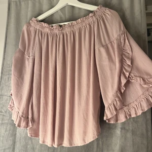 Blus - Supersöt ljusrosa blus, volang på ärmarna samt detaljer, använd tre gånger ksk💕 Skriv för fler bilder!