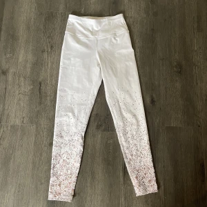 Vita träningstights  - Vita träningstights med rosegulddetaljer från SOC. Använda en gång, som nya.