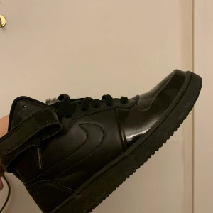 Nike - Fodrade vinterskor från Nike i sneakers modell, hög modell. Endast testade innomhus. Storlek 40 men passar mig som har 39