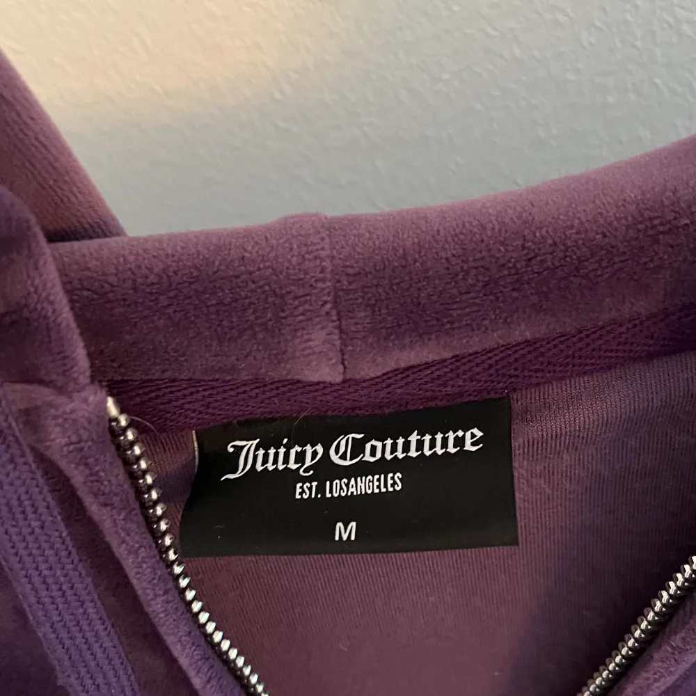 Säljer denna lila Juciy Couture tröja i storleken M men passar mig som är S. Perfekt nu till hösten/vintern och säljer även ett par byxor till. OBS ingen fri frakt. Köparen står för frakt. Dm för fler bilder💕💕💕. Hoodies.