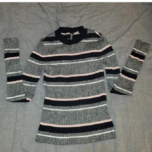 Topp - Skitsnygg topp från H&M i storlek XS, knappt använd. Materialet är rätt så stretchigt. Kan fraktas, men köparen står för frakten💕