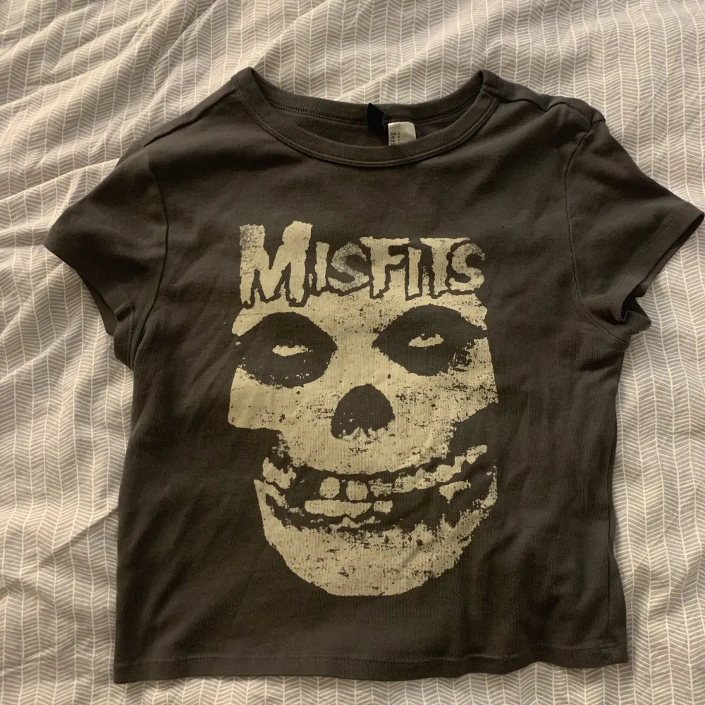 Croppad tshirt, misfits logga. T-shirts.