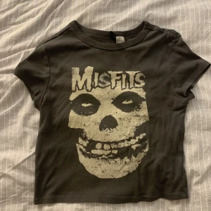 Mistfits babytee  - Croppad tshirt, misfits logga