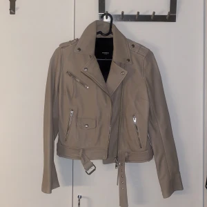 Skinnjacka  - Säljer denna fina jackan då den är för liten för mig. Oanvänd, precis som ny. Den är köpt för ca 3800kr pga äkta skinn. Priset kan diskuteras 🤍