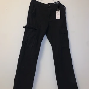 Cargo-byxor med raka ben  - Byxor ifrån Stradivarius, Oanvända, Strl.38