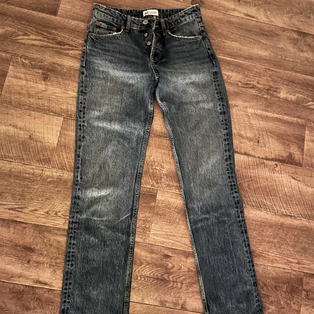 säljer dessa fina mörkblåa jeans ifrån zara! Zara mid rise jeans, i storlek 36! Superfint skick 💗 hör gärna av er med frågor! . Jeans & Byxor.